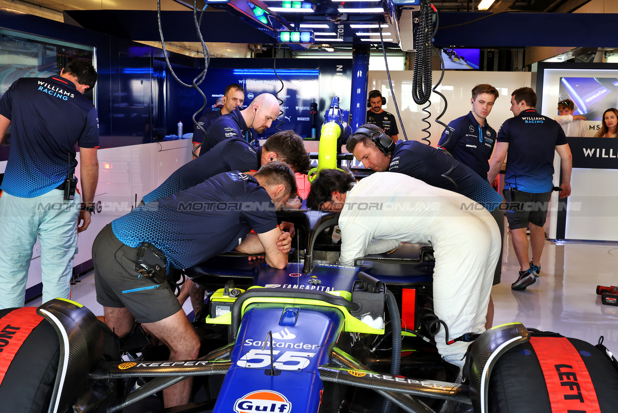 TEST ABU DHABI, Carlos Sainz Jr (ESP) Williams Racing FW46.

10.12.2024. Formula 1 Testing, Yas Marina Circuit, Abu Dhabi, Tuesday.

- www.xpbimages.com, EMail: requests@xpbimages.com © Copyright: Moy / XPB Images