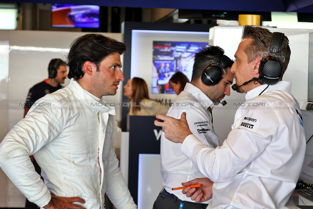 TEST ABU DHABI, (L to R): Carlos Sainz Jr (ESP) Williams Racing with Gaetan Jego, Williams Racing Gara Engineer (Right).

10.12.2024. Formula 1 Testing, Yas Marina Circuit, Abu Dhabi, Tuesday.

- www.xpbimages.com, EMail: requests@xpbimages.com © Copyright: Moy / XPB Images