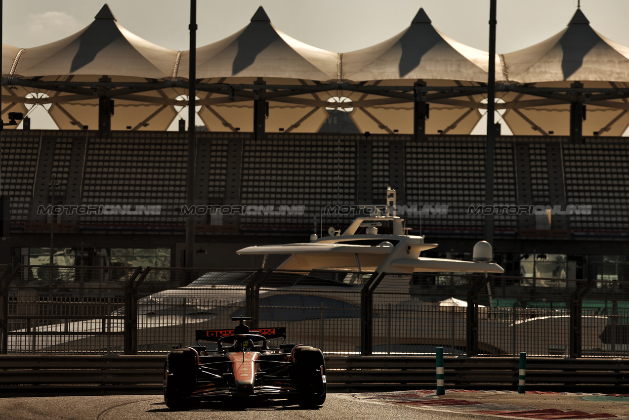 TEST ABU DHABI, Oscar Piastri (AUS) McLaren MCL38.

10.12.2024. Formula 1 Testing, Yas Marina Circuit, Abu Dhabi, Tuesday.

- www.xpbimages.com, EMail: requests@xpbimages.com © Copyright: Moy / XPB Images
