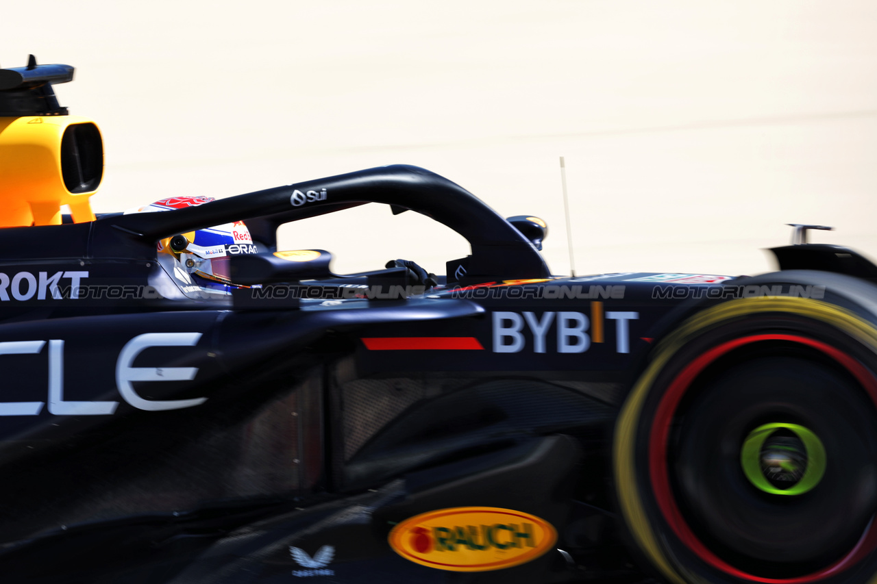 TEST BAHRAIN, Max Verstappen (NLD) Red Bull Racing RB20.

21.02.2024. Formula 1 Testing, Sakhir, Bahrain, Day One.

- www.xpbimages.com, EMail: requests@xpbimages.com © Copyright: Bearne / XPB Images