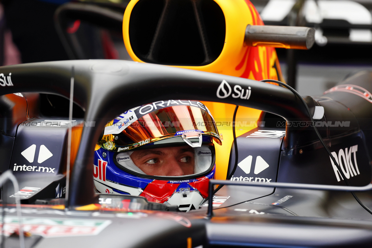 TEST BAHRAIN, Max Verstappen (NLD) Red Bull Racing RB20.

21.02.2024. Formula 1 Testing, Sakhir, Bahrain, Day One.

- www.xpbimages.com, EMail: requests@xpbimages.com © Copyright: Batchelor / XPB Images