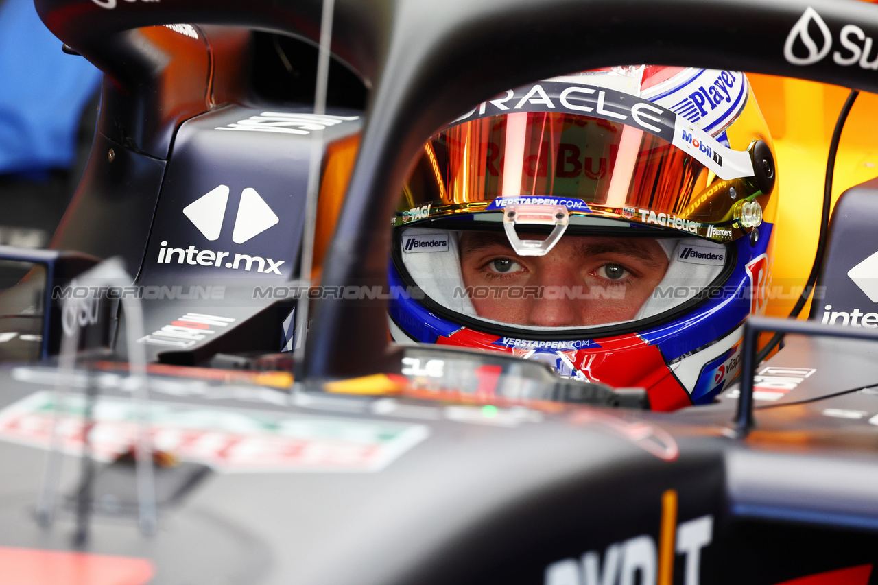 TEST BAHRAIN, Max Verstappen (NLD) Red Bull Racing RB20.

21.02.2024. Formula 1 Testing, Sakhir, Bahrain, Day One.

- www.xpbimages.com, EMail: requests@xpbimages.com © Copyright: Batchelor / XPB Images