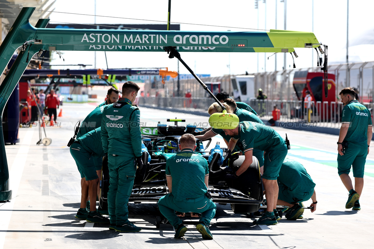 TEST BAHRAIN, Fernando Alonso (ESP) Aston Martin F1 Team AMR24 in the pits.

21.02.2024. Formula 1 Testing, Sakhir, Bahrain, Day One.

- www.xpbimages.com, EMail: requests@xpbimages.com © Copyright: Moy / XPB Images