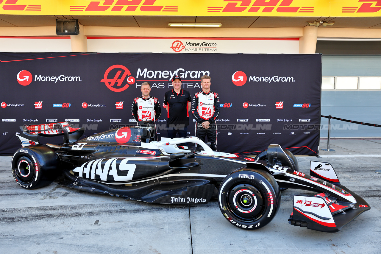 TEST BAHRAIN, (L to R): Kevin Magnussen (DEN) Haas F1 Team; Karsten Pedersen, MoneyGram Fan, e Nico Hulkenberg (GER) Haas VF-24.

21.02.2024. Formula 1 Testing, Sakhir, Bahrain, Day One.

- www.xpbimages.com, EMail: requests@xpbimages.com © Copyright: Batchelor / XPB Images