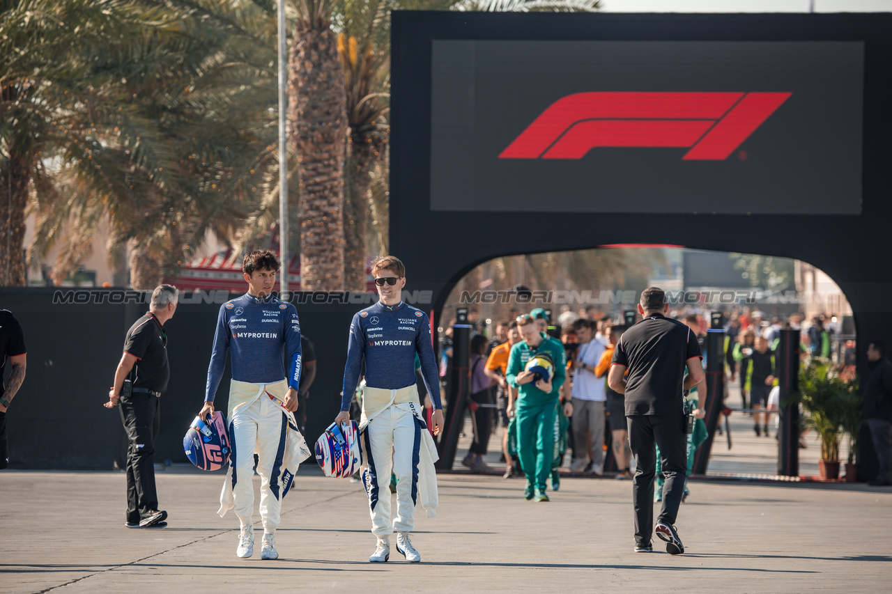 TEST BAHRAIN, (L to R): Alexander Albon (THA) Williams Racing e Logan Sargeant (USA) Williams Racing.

21.02.2024. Formula 1 Testing, Sakhir, Bahrain, Day One.

- www.xpbimages.com, EMail: requests@xpbimages.com © Copyright: Bearne / XPB Images