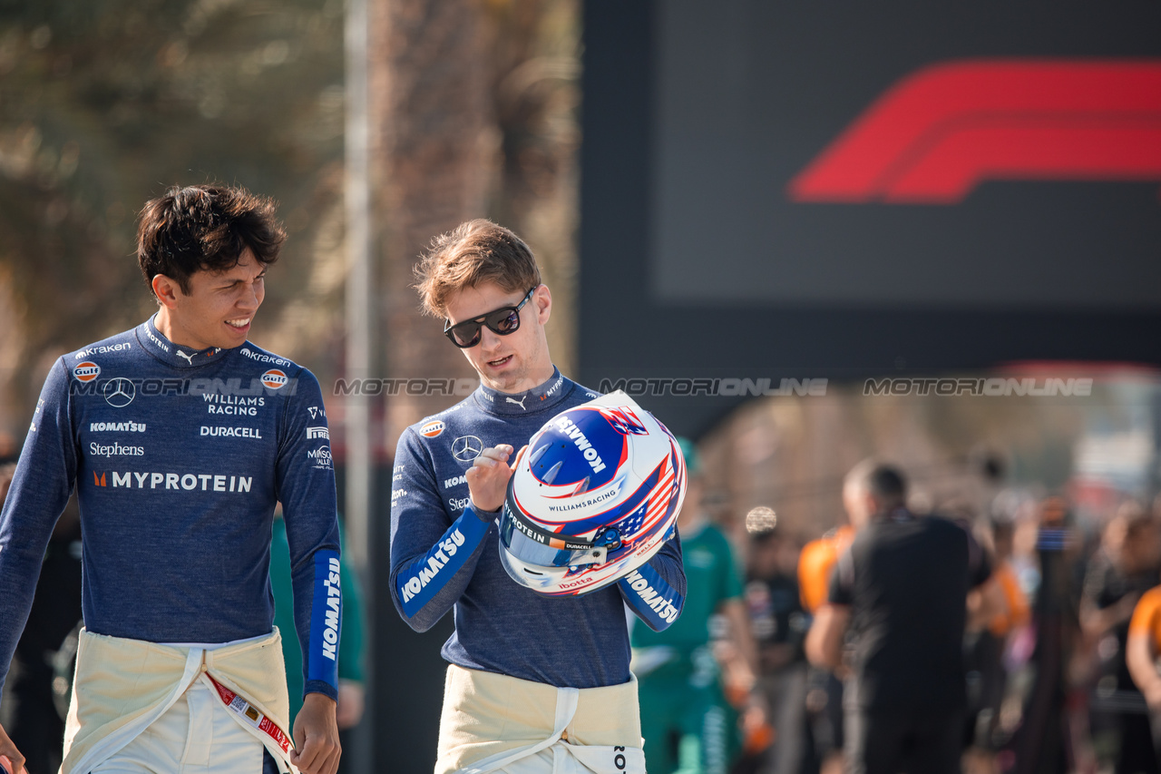 TEST BAHRAIN, (L to R): Alexander Albon (THA) Williams Racing e Logan Sargeant (USA) Williams Racing.

21.02.2024. Formula 1 Testing, Sakhir, Bahrain, Day One.

- www.xpbimages.com, EMail: requests@xpbimages.com © Copyright: Bearne / XPB Images