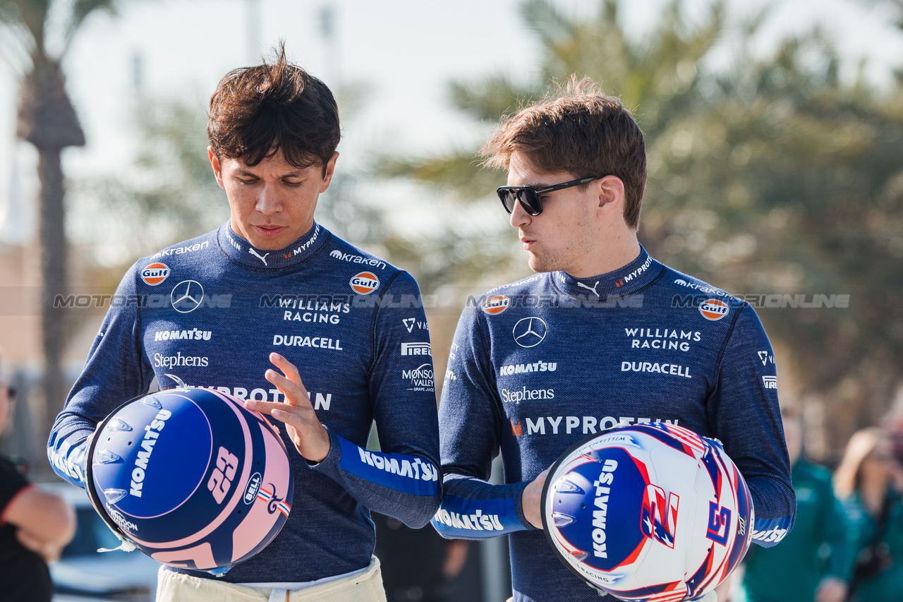 TEST BAHRAIN, (L to R): Alexander Albon (THA) Williams Racing e Logan Sargeant (USA) Williams Racing.

21.02.2024. Formula 1 Testing, Sakhir, Bahrain, Day One.

- www.xpbimages.com, EMail: requests@xpbimages.com © Copyright: Bearne / XPB Images