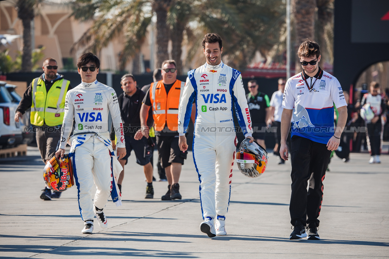 TEST BAHRAIN, (L to R): Yuki Tsunoda (JPN) RB e Daniel Ricciardo (AUS) RB.

21.02.2024. Formula 1 Testing, Sakhir, Bahrain, Day One.

- www.xpbimages.com, EMail: requests@xpbimages.com © Copyright: Bearne / XPB Images