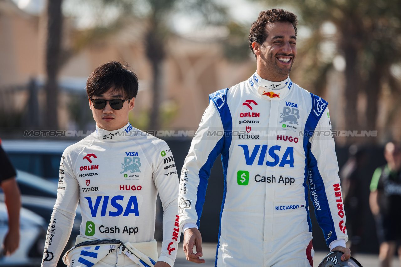 TEST BAHRAIN, (L to R): Yuki Tsunoda (JPN) RB e Daniel Ricciardo (AUS) RB.

21.02.2024. Formula 1 Testing, Sakhir, Bahrain, Day One.

- www.xpbimages.com, EMail: requests@xpbimages.com © Copyright: Bearne / XPB Images