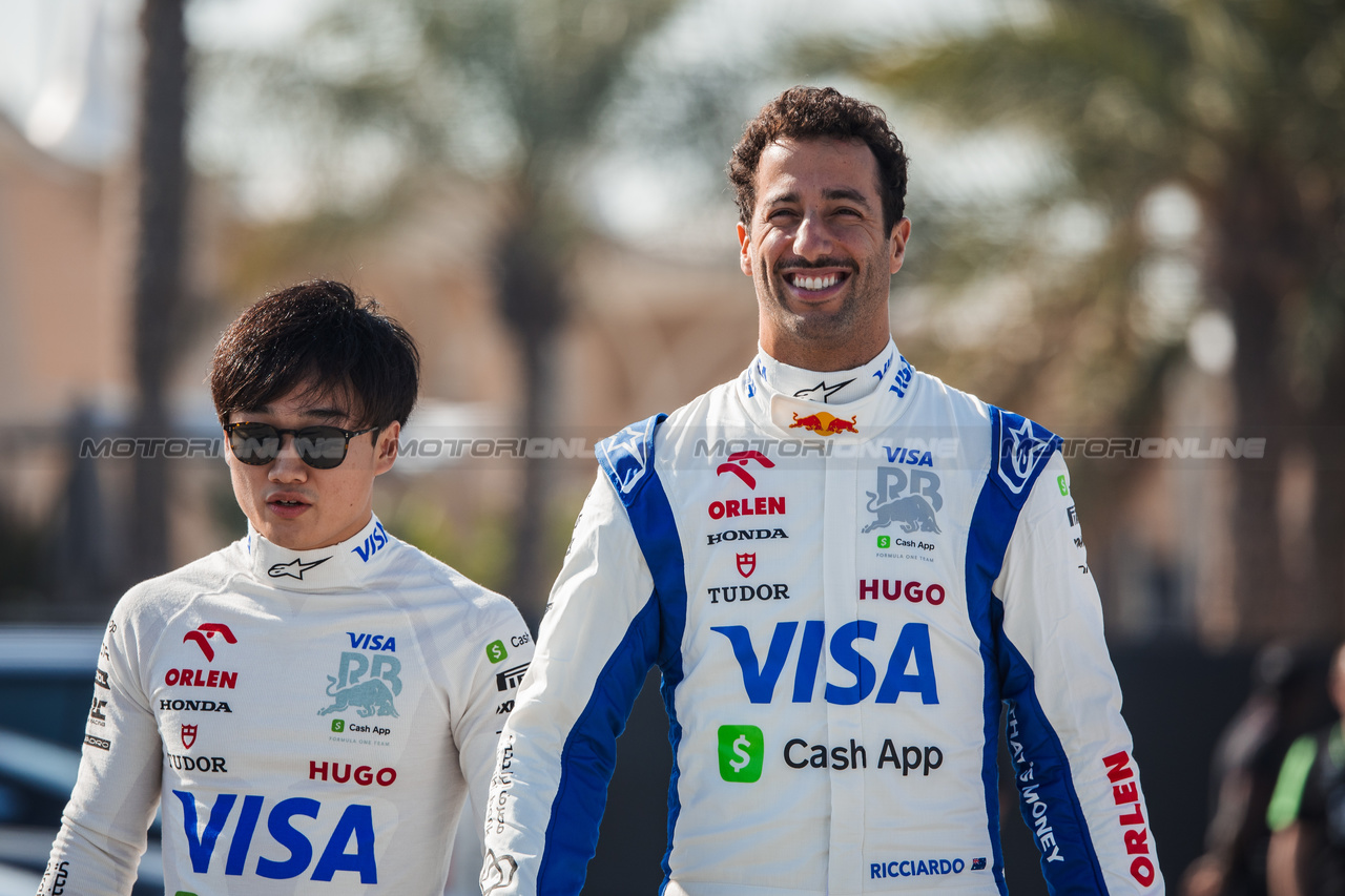 TEST BAHRAIN, (L to R): Yuki Tsunoda (JPN) RB e Daniel Ricciardo (AUS) RB.

21.02.2024. Formula 1 Testing, Sakhir, Bahrain, Day One.

- www.xpbimages.com, EMail: requests@xpbimages.com © Copyright: Bearne / XPB Images