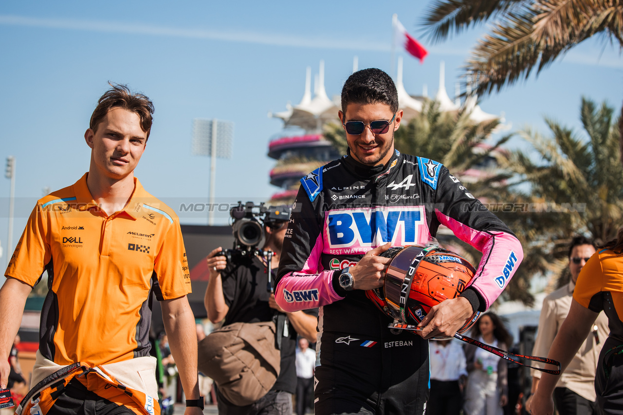 TEST BAHRAIN, (L to R): Oscar Piastri (AUS) McLaren e Esteban Ocon (FRA) Alpine F1 Team.

21.02.2024. Formula 1 Testing, Sakhir, Bahrain, Day One.

- www.xpbimages.com, EMail: requests@xpbimages.com © Copyright: Bearne / XPB Images