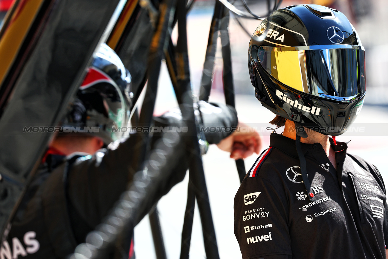 TEST BAHRAIN, Mercedes AMG F1 mechanic.

21.02.2024. Formula 1 Testing, Sakhir, Bahrain, Day One.

 - www.xpbimages.com, EMail: requests@xpbimages.com © Copyright: Coates / XPB Images