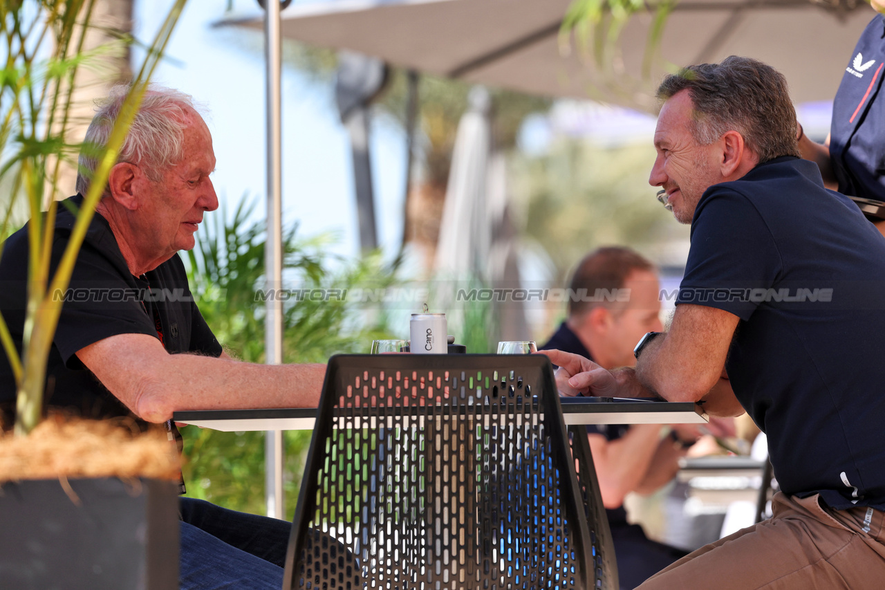 TEST BAHRAIN, (L to R): Dr Helmut Marko (AUT) Red Bull Motorsport Consultant with Christian Horner (GBR) Red Bull Racing Team Principal.

21.02.2024. Formula 1 Testing, Sakhir, Bahrain, Day One.

- www.xpbimages.com, EMail: requests@xpbimages.com © Copyright: Bearne / XPB Images