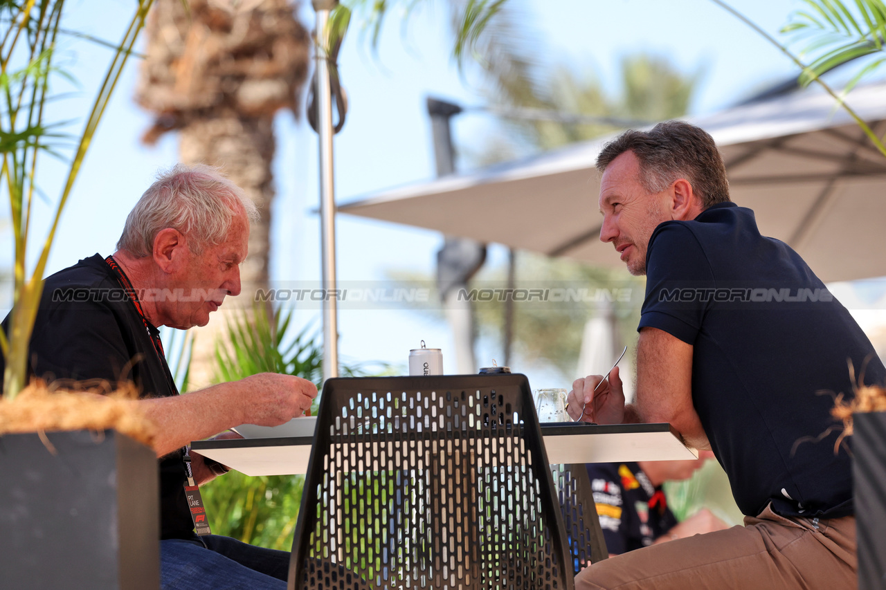 TEST BAHRAIN, (L to R): Dr Helmut Marko (AUT) Red Bull Motorsport Consultant with Christian Horner (GBR) Red Bull Racing Team Principal.

21.02.2024. Formula 1 Testing, Sakhir, Bahrain, Day One.

- www.xpbimages.com, EMail: requests@xpbimages.com © Copyright: Bearne / XPB Images