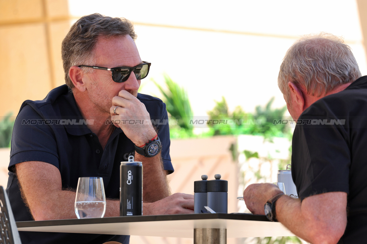 TEST BAHRAIN, (L to R): Christian Horner (GBR) Red Bull Racing Team Principal with Dr Helmut Marko (AUT) Red Bull Motorsport Consultant.

21.02.2024. Formula 1 Testing, Sakhir, Bahrain, Day One.

- www.xpbimages.com, EMail: requests@xpbimages.com © Copyright: Bearne / XPB Images