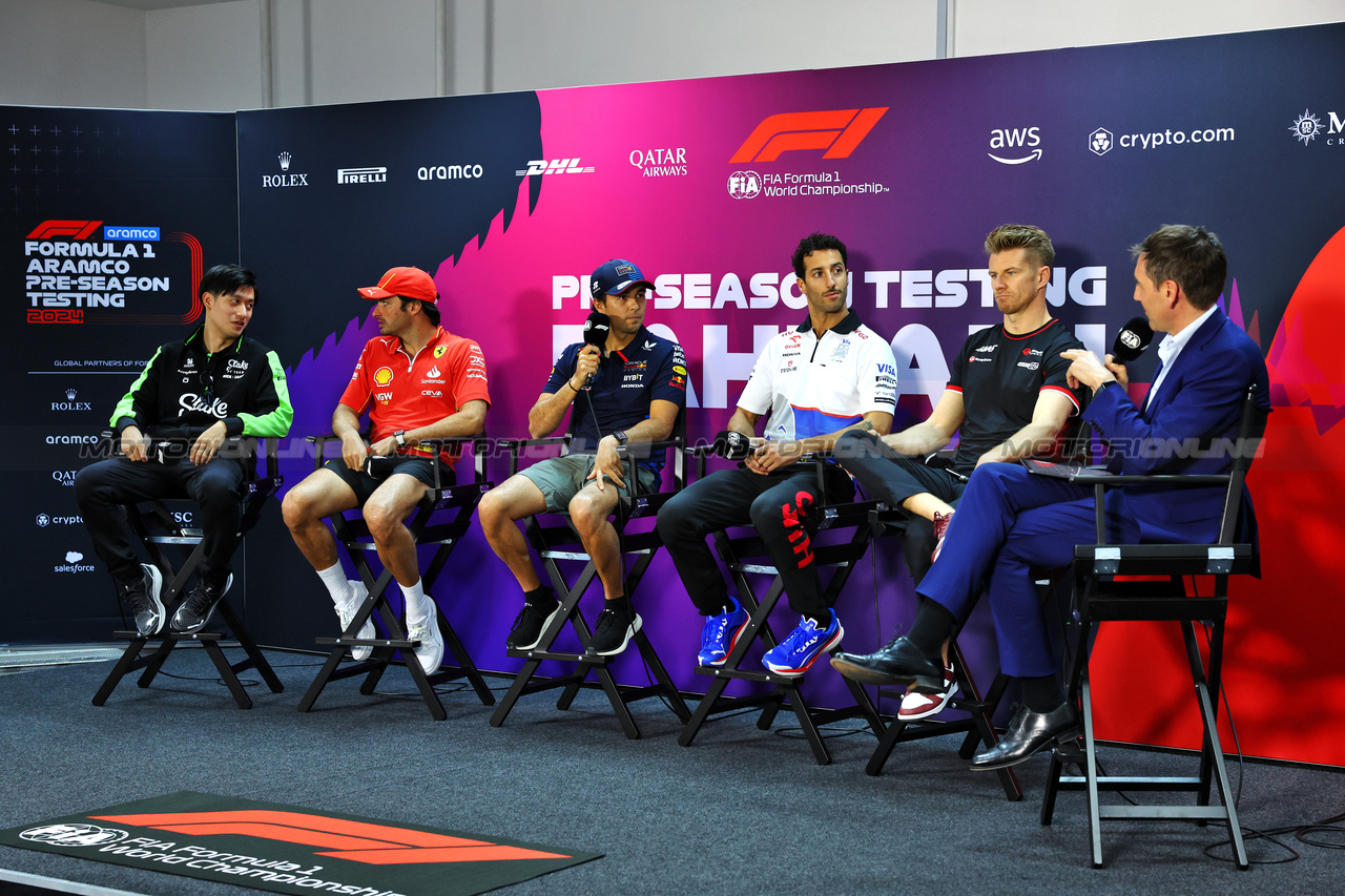 TEST BAHRAIN, (L to R): Zhou Guanyu (CHN) Sauber; Carlos Sainz Jr (ESP) Ferrari; Sergio Perez (MEX) Red Bull Racing; Daniel Ricciardo (AUS) RB; Nico Hulkenberg (GER) Haas F1 Team; Tom Clarkson (GBR) Journalist, in the FIA Press Conference.

21.02.2024. Formula 1 Testing, Sakhir, Bahrain, Day One.

- www.xpbimages.com, EMail: requests@xpbimages.com © Copyright: Charniaux / XPB Images