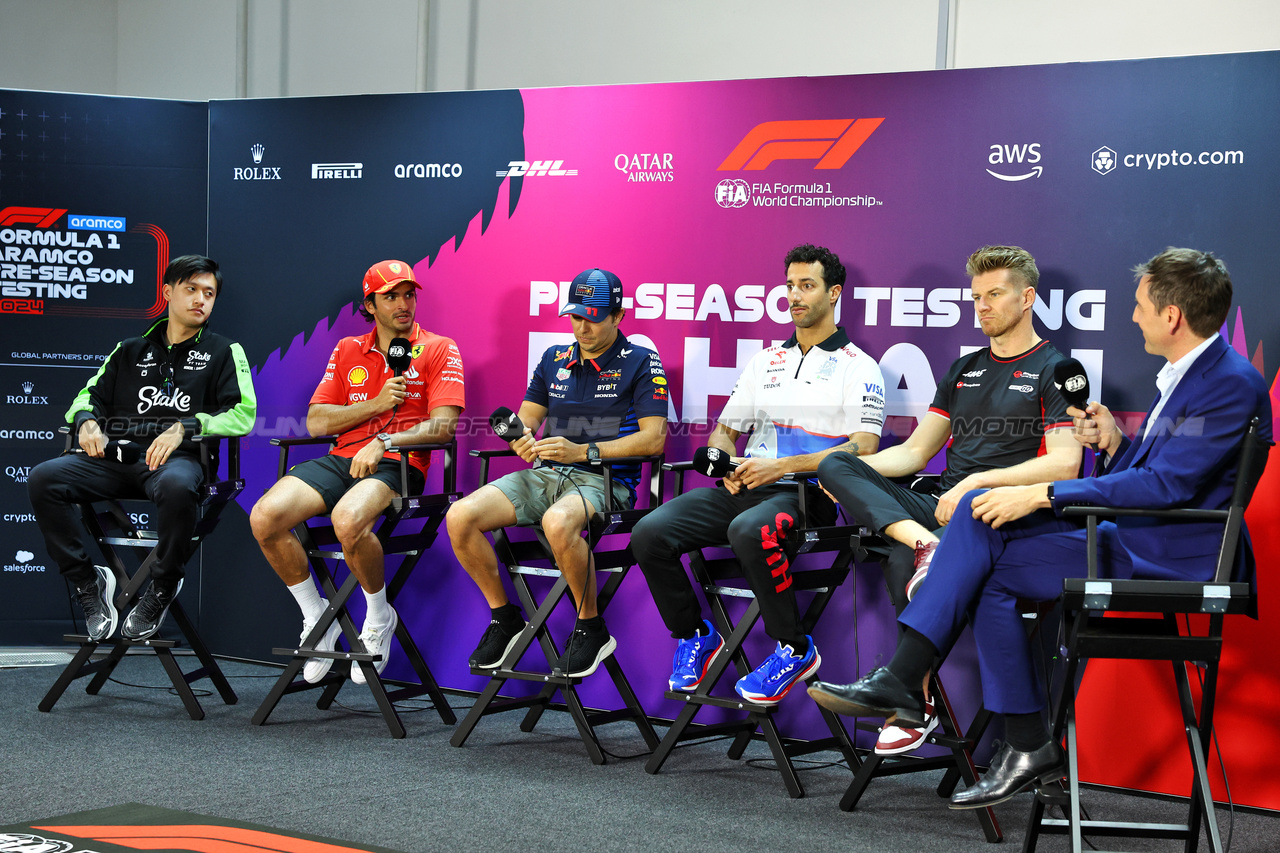 TEST BAHRAIN, (L to R): Zhou Guanyu (CHN) Sauber; Carlos Sainz Jr (ESP) Ferrari; Sergio Perez (MEX) Red Bull Racing; Daniel Ricciardo (AUS) RB; Nico Hulkenberg (GER) Haas F1 Team; Tom Clarkson (GBR) Journalist, in the FIA Press Conference.

21.02.2024. Formula 1 Testing, Sakhir, Bahrain, Day One.

- www.xpbimages.com, EMail: requests@xpbimages.com © Copyright: Charniaux / XPB Images