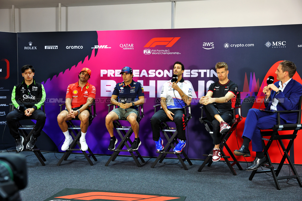 TEST BAHRAIN, (L to R): Zhou Guanyu (CHN) Sauber; Carlos Sainz Jr (ESP) Ferrari; Sergio Perez (MEX) Red Bull Racing; Daniel Ricciardo (AUS) RB; Nico Hulkenberg (GER) Haas F1 Team; Tom Clarkson (GBR) Journalist, in the FIA Press Conference.

21.02.2024. Formula 1 Testing, Sakhir, Bahrain, Day One.

- www.xpbimages.com, EMail: requests@xpbimages.com © Copyright: Charniaux / XPB Images