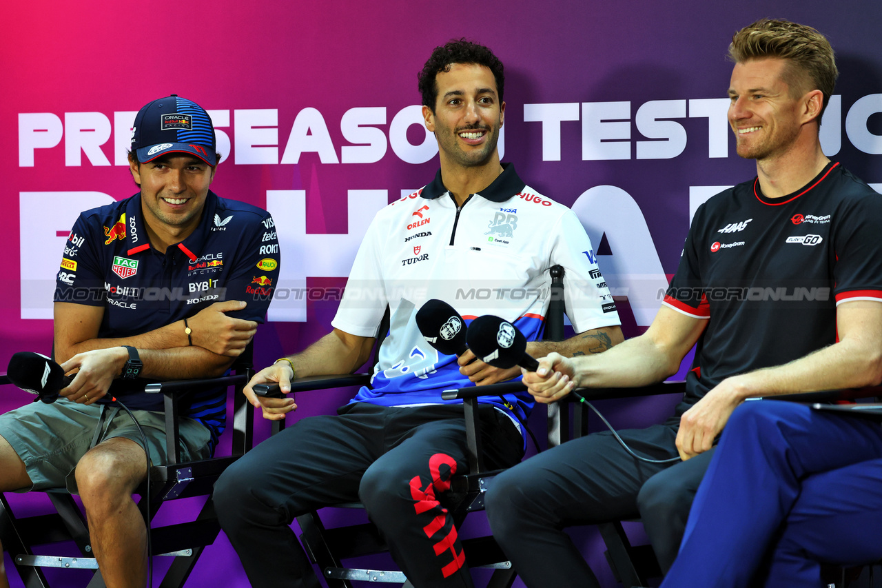 TEST BAHRAIN, (L to R): Carlos Sainz Jr (ESP) Ferrari ; Daniel Ricciardo (AUS) RB; e Nico Hulkenberg (GER) Haas F1 Team, in the FIA Press Conference.

21.02.2024. Formula 1 Testing, Sakhir, Bahrain, Day One.

- www.xpbimages.com, EMail: requests@xpbimages.com © Copyright: Charniaux / XPB Images