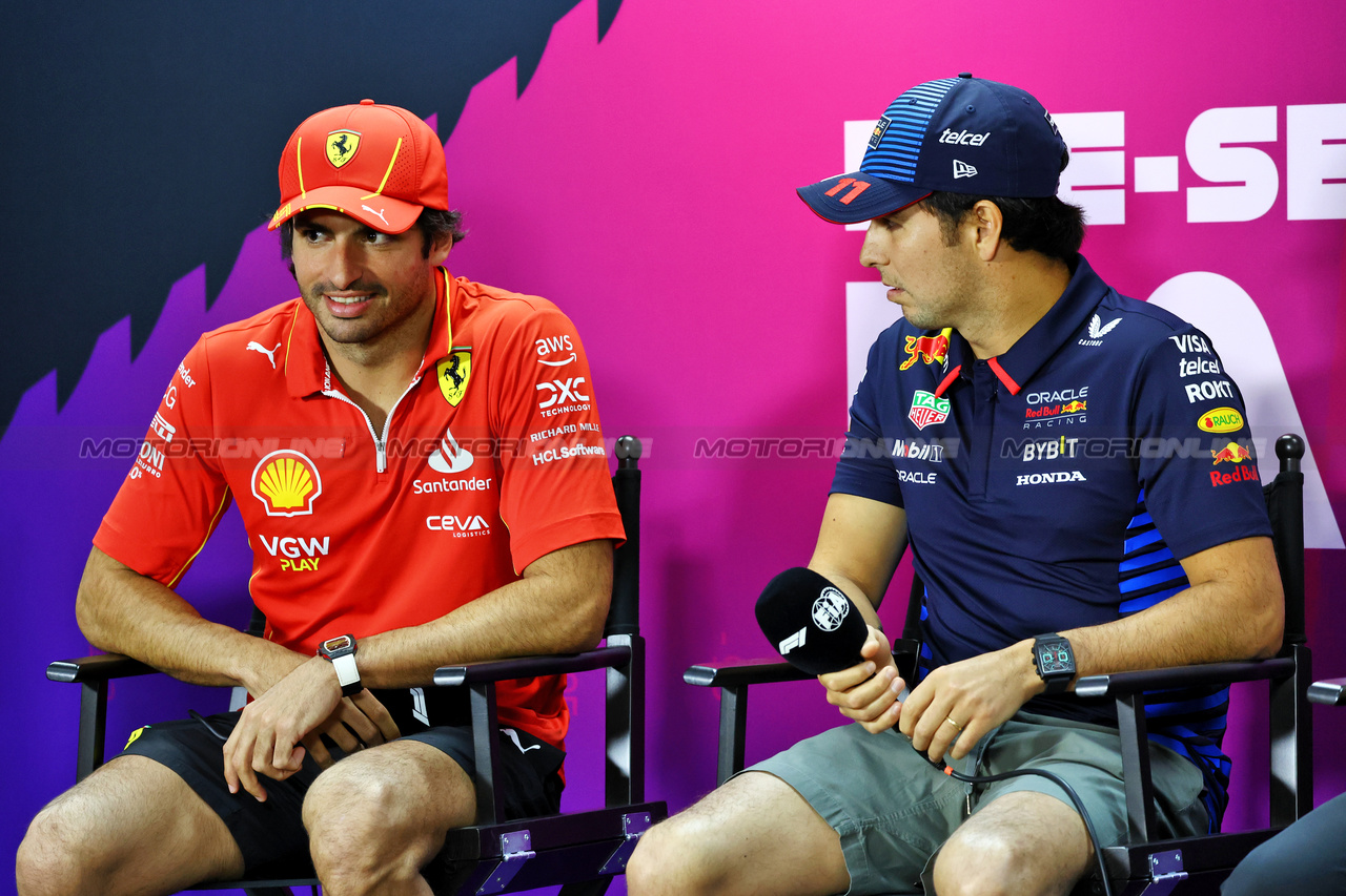 TEST BAHRAIN, (L to R): Carlos Sainz Jr (ESP) Ferrari e Sergio Perez (MEX) Red Bull Racing in the FIA Press Conference.

21.02.2024. Formula 1 Testing, Sakhir, Bahrain, Day One.

- www.xpbimages.com, EMail: requests@xpbimages.com © Copyright: Charniaux / XPB Images