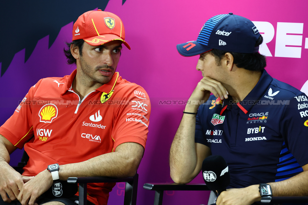 TEST BAHRAIN, (L to R): Carlos Sainz Jr (ESP) Ferrari e Sergio Perez (MEX) Red Bull Racing in the FIA Press Conference.

21.02.2024. Formula 1 Testing, Sakhir, Bahrain, Day One.

- www.xpbimages.com, EMail: requests@xpbimages.com © Copyright: Charniaux / XPB Images