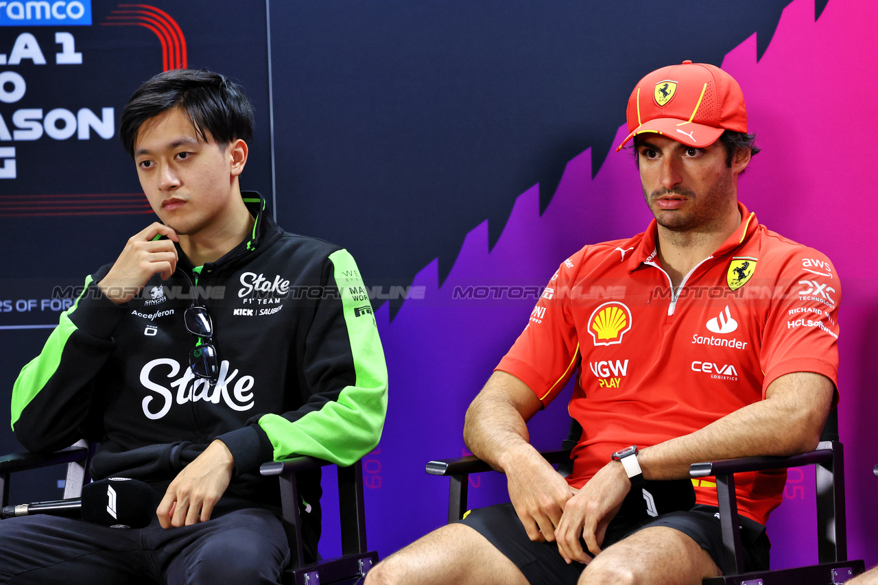TEST BAHRAIN, (L to R): Zhou Guanyu (CHN) Sauber e Carlos Sainz Jr (ESP) Ferrari in the FIA Press Conference.

21.02.2024. Formula 1 Testing, Sakhir, Bahrain, Day One.

- www.xpbimages.com, EMail: requests@xpbimages.com © Copyright: Charniaux / XPB Images