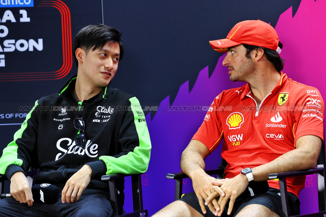 TEST BAHRAIN, (L to R): Zhou Guanyu (CHN) Sauber e Carlos Sainz Jr (ESP) Ferrari in the FIA Press Conference.

21.02.2024. Formula 1 Testing, Sakhir, Bahrain, Day One.

- www.xpbimages.com, EMail: requests@xpbimages.com © Copyright: Charniaux / XPB Images