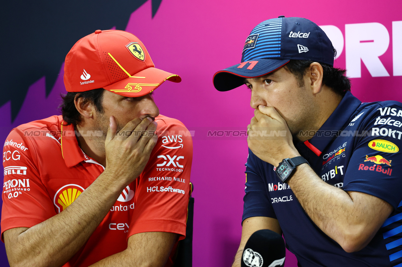 TEST BAHRAIN, (L to R): Carlos Sainz Jr (ESP) Ferrari e Sergio Perez (MEX) Red Bull Racing in the FIA Press Conference.

21.02.2024. Formula 1 Testing, Sakhir, Bahrain, Day One.

- www.xpbimages.com, EMail: requests@xpbimages.com © Copyright: Charniaux / XPB Images