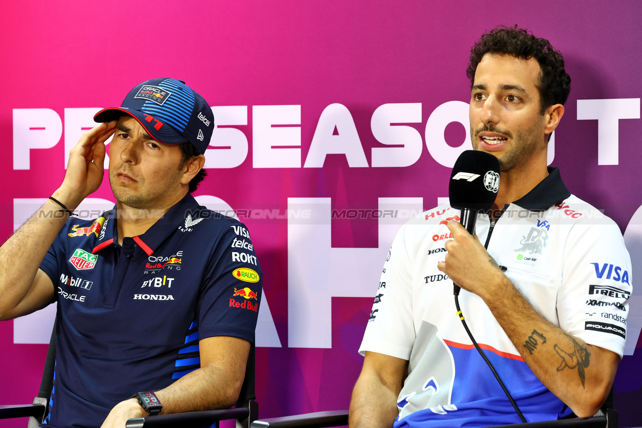 TEST BAHRAIN, (L to R): Sergio Perez (MEX) Red Bull Racing e Daniel Ricciardo (AUS) RB in the FIA Press Conference.

21.02.2024. Formula 1 Testing, Sakhir, Bahrain, Day One.

- www.xpbimages.com, EMail: requests@xpbimages.com © Copyright: Charniaux / XPB Images