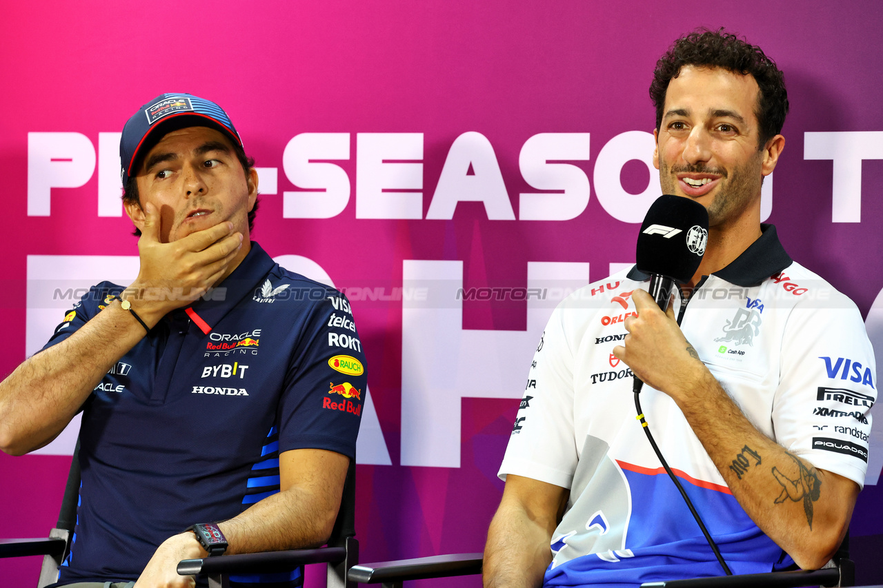 TEST BAHRAIN, (L to R): Sergio Perez (MEX) Red Bull Racing e Daniel Ricciardo (AUS) RB in the FIA Press Conference.

21.02.2024. Formula 1 Testing, Sakhir, Bahrain, Day One.

- www.xpbimages.com, EMail: requests@xpbimages.com © Copyright: Charniaux / XPB Images