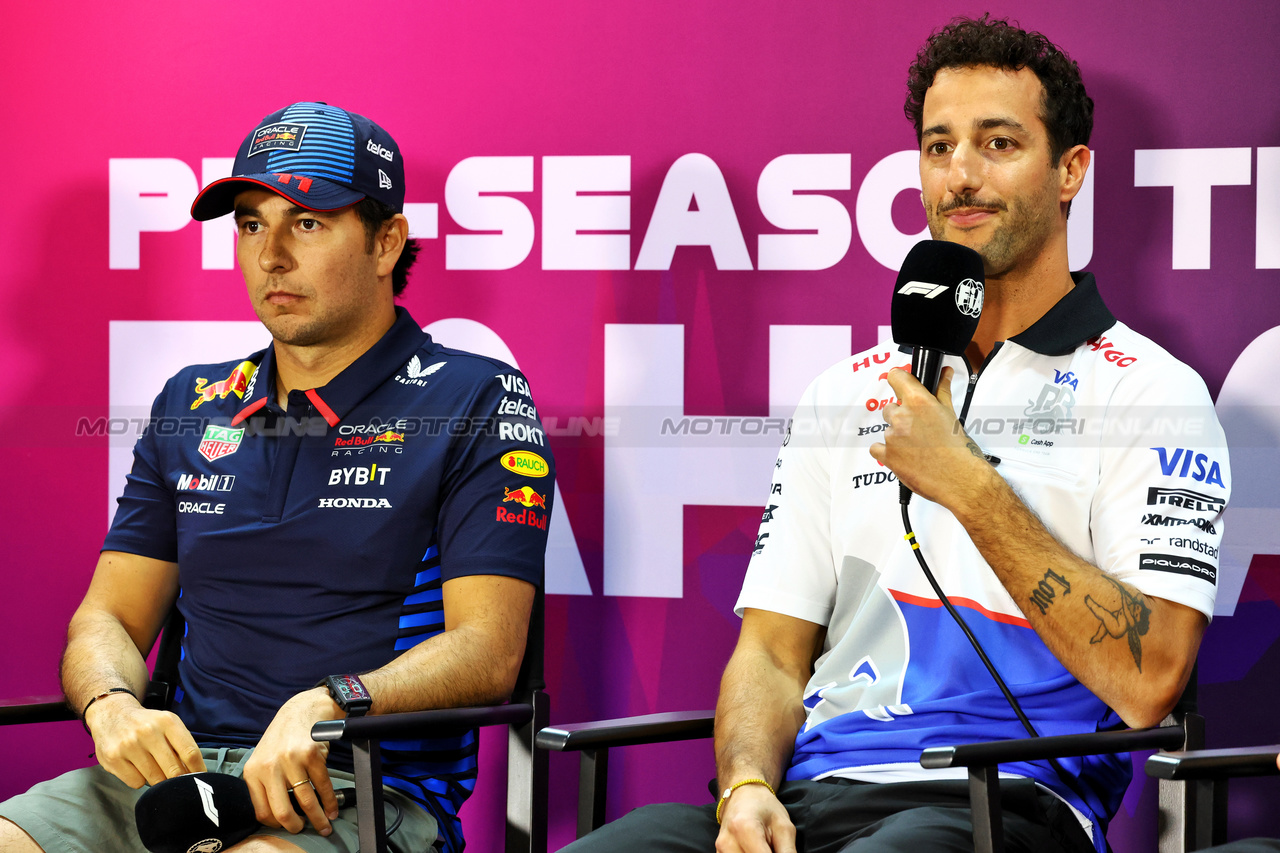 TEST BAHRAIN, (L to R): Sergio Perez (MEX) Red Bull Racing e Daniel Ricciardo (AUS) RB in the FIA Press Conference.

21.02.2024. Formula 1 Testing, Sakhir, Bahrain, Day One.

- www.xpbimages.com, EMail: requests@xpbimages.com © Copyright: Charniaux / XPB Images