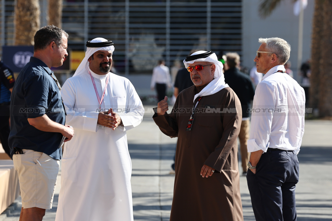 TEST BAHRAIN, Ted Kravitz (GBR) Sky Sports Pitlane Reporter with Crown Prince Shaikh Salman bin Isa Hamad Al Khalifa (BRN).

21.02.2024. Formula 1 Testing, Sakhir, Bahrain, Day One.

- www.xpbimages.com, EMail: requests@xpbimages.com © Copyright: Moy / XPB Images