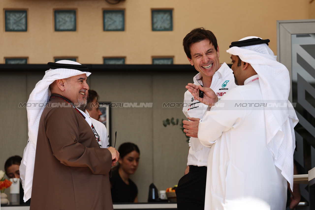 TEST BAHRAIN, Toto Wolff (GER) Mercedes AMG F1 Shareholder e Executive Director with Crown Prince Shaikh Salman bin Isa Hamad Al Khalifa (BRN)

21.02.2024. Formula 1 Testing, Sakhir, Bahrain, Day One.

- www.xpbimages.com, EMail: requests@xpbimages.com © Copyright: Moy / XPB Images