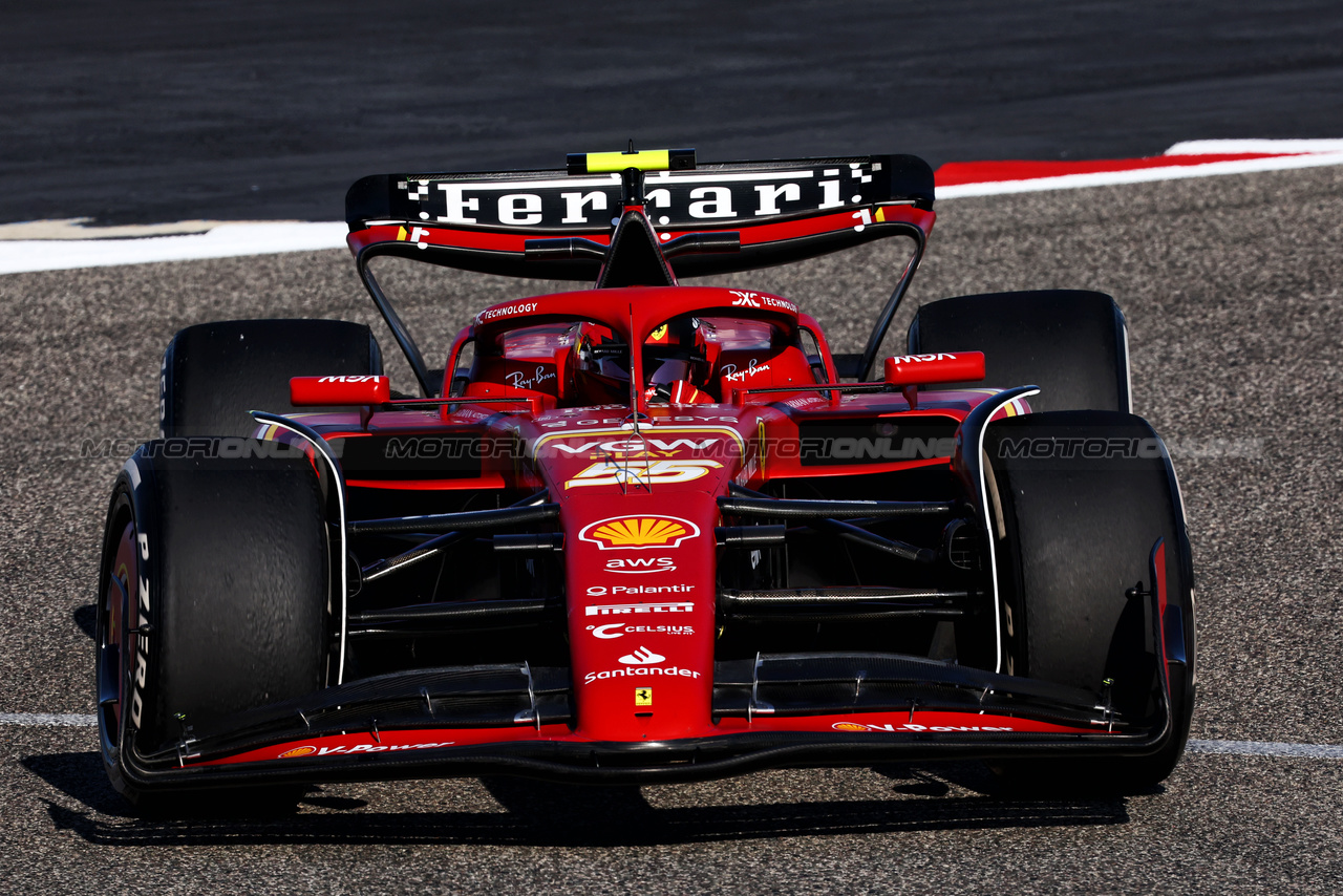TEST BAHRAIN, Carlos Sainz Jr (ESP) Ferrari SF-24.

21.02.2024. Formula 1 Testing, Sakhir, Bahrain, Day One.

- www.xpbimages.com, EMail: requests@xpbimages.com © Copyright: Batchelor / XPB Images