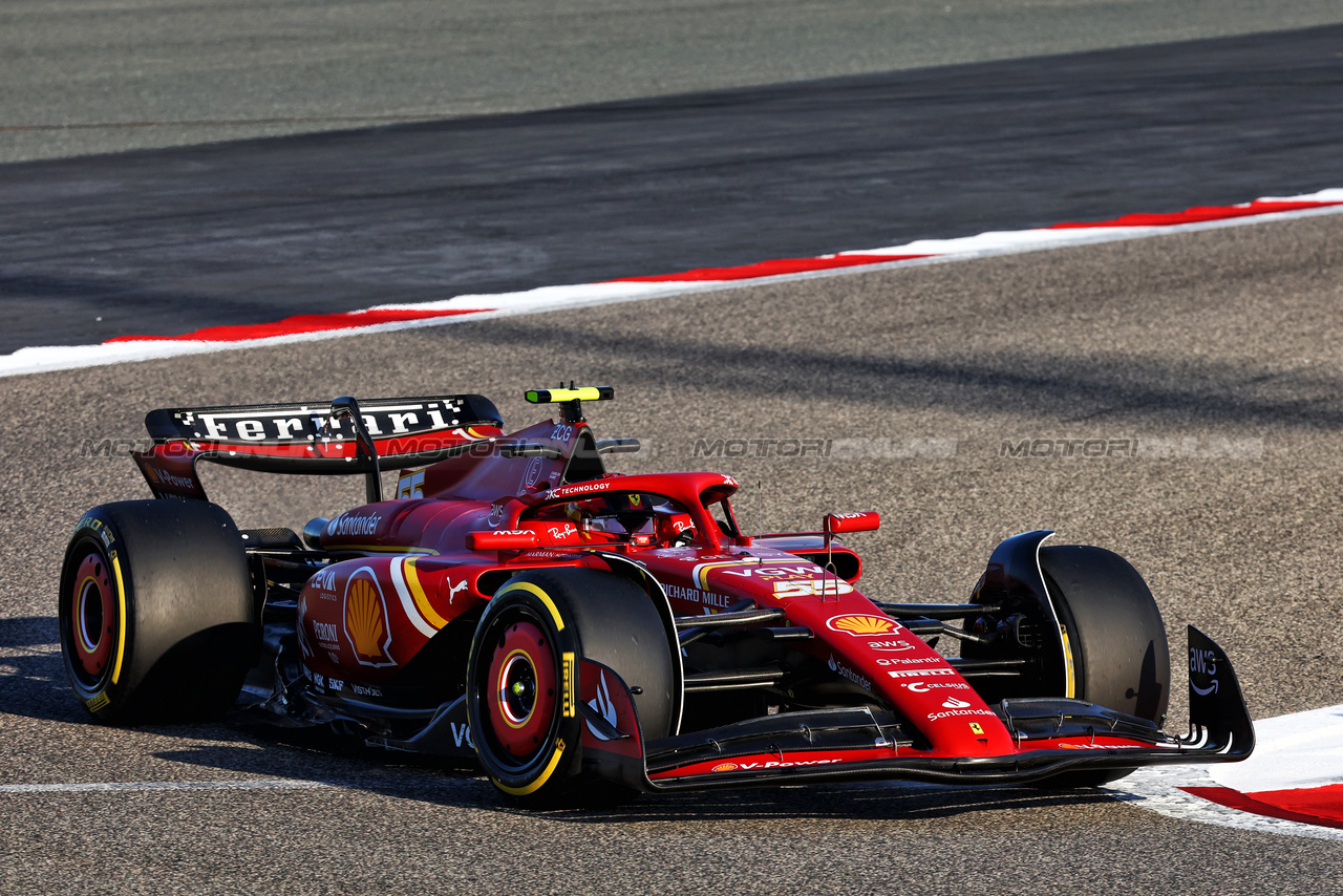 TEST BAHRAIN, Carlos Sainz Jr (ESP) Ferrari SF-24.

21.02.2024. Formula 1 Testing, Sakhir, Bahrain, Day One.

- www.xpbimages.com, EMail: requests@xpbimages.com © Copyright: Batchelor / XPB Images