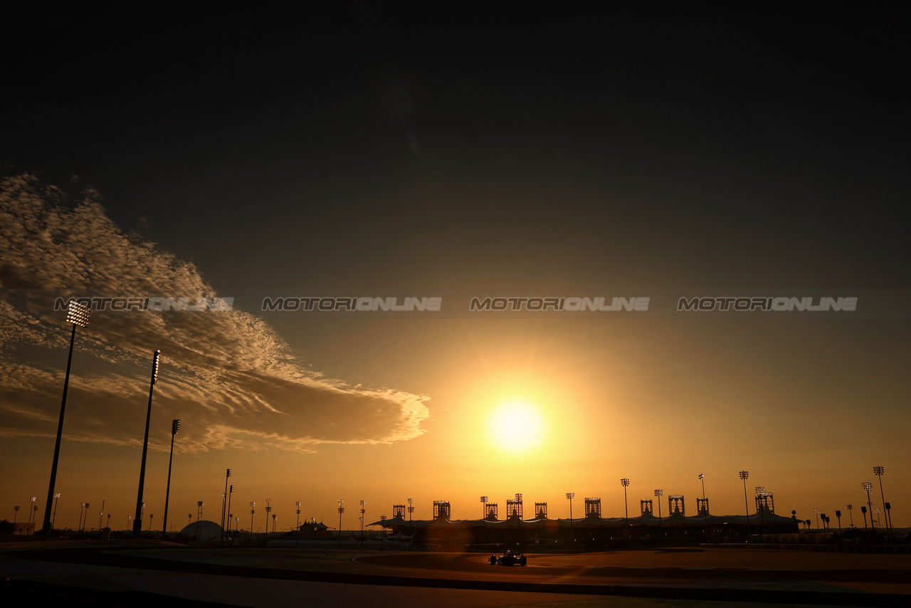 TEST BAHRAIN, Daniel Ricciardo (AUS) RB VCARB 01.

21.02.2024. Formula 1 Testing, Sakhir, Bahrain, Day One.

- www.xpbimages.com, EMail: requests@xpbimages.com © Copyright: Charniaux / XPB Images