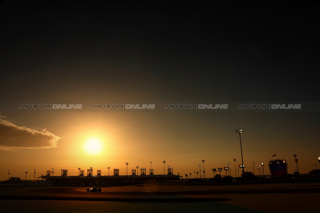 TEST BAHRAIN, Daniel Ricciardo (AUS) RB VCARB 01.

21.02.2024. Formula 1 Testing, Sakhir, Bahrain, Day One.

- www.xpbimages.com, EMail: requests@xpbimages.com © Copyright: Charniaux / XPB Images