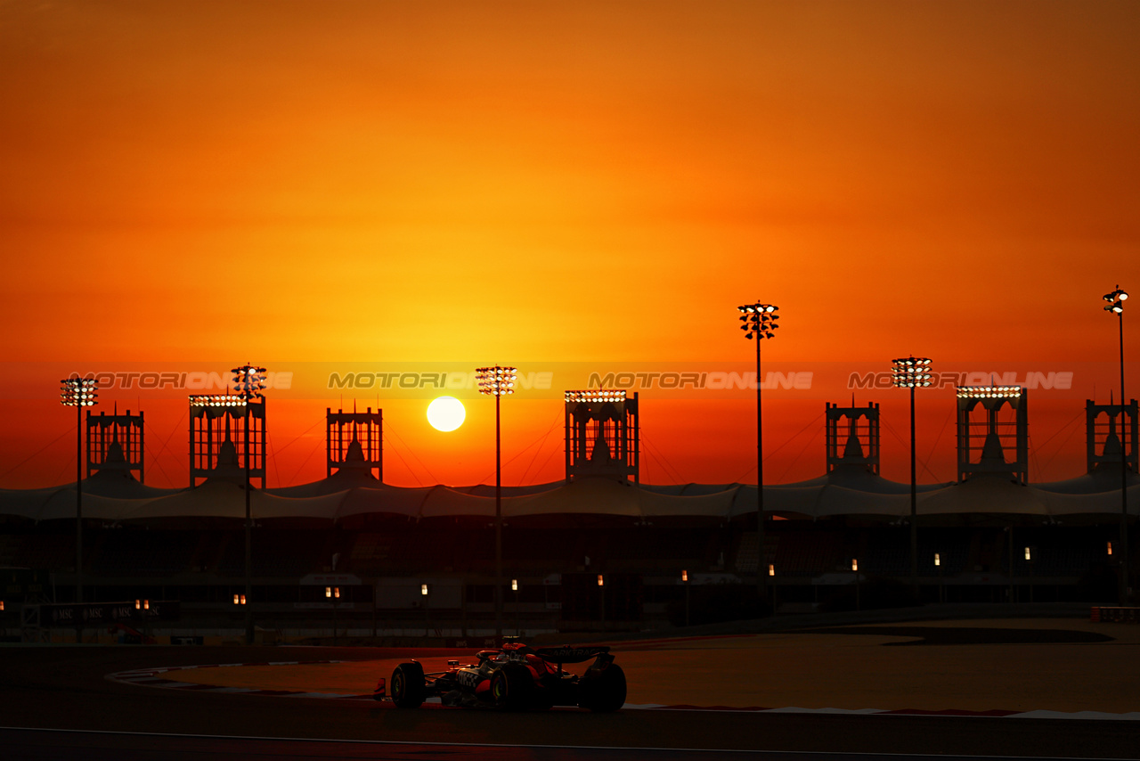 TEST BAHRAIN, Lando Norris (GBR) McLaren MCL38.

21.02.2024. Formula 1 Testing, Sakhir, Bahrain, Day One.

- www.xpbimages.com, EMail: requests@xpbimages.com © Copyright: Charniaux / XPB Images