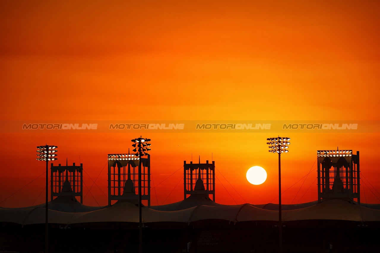 TEST BAHRAIN, Circuit Atmosfera - sunset.

21.02.2024. Formula 1 Testing, Sakhir, Bahrain, Day One.

- www.xpbimages.com, EMail: requests@xpbimages.com © Copyright: Charniaux / XPB Images