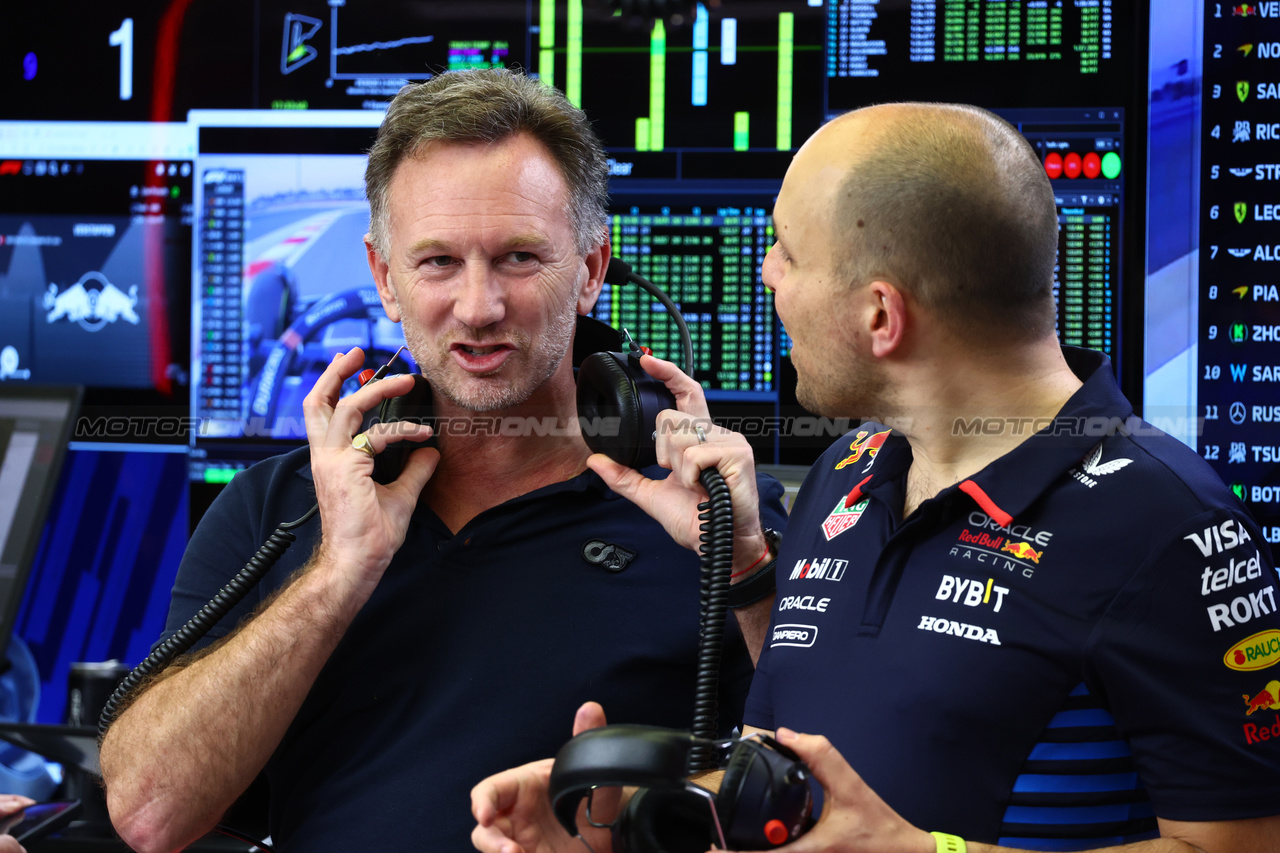 TEST BAHRAIN, Christian Horner (GBR) Red Bull Racing Team Principal with Gianpiero Lambiase (ITA) Red Bull Racing Engineer.

21.02.2024. Formula 1 Testing, Sakhir, Bahrain, Day One.

- www.xpbimages.com, EMail: requests@xpbimages.com © Copyright: Batchelor / XPB Images