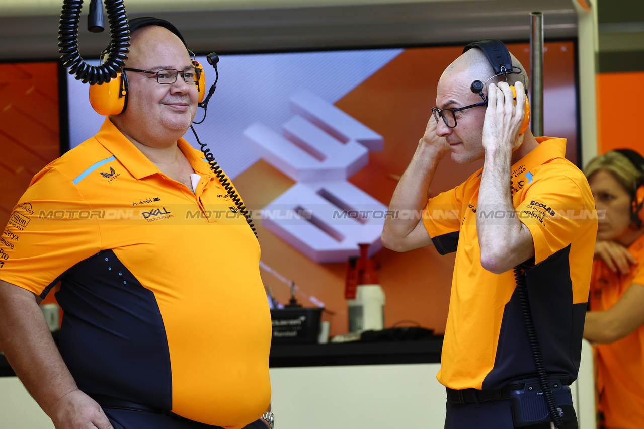 TEST BAHRAIN, (L to R): Rob Marshall (GBR) McLaren Technical Director with David Sanchez (FRA) McLaren Technical Director of Car Concept e Performance.

21.02.2024. Formula 1 Testing, Sakhir, Bahrain, Day One.

- www.xpbimages.com, EMail: requests@xpbimages.com © Copyright: Batchelor / XPB Images