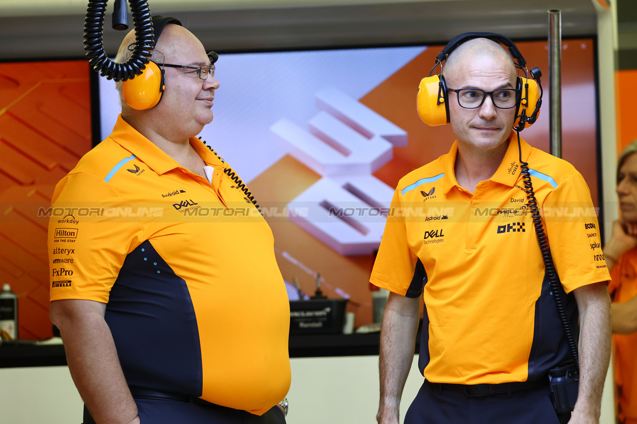 TEST BAHRAIN, (L to R): Rob Marshall (GBR) McLaren Technical Director with David Sanchez (FRA) McLaren Technical Director of Car Concept e Performance.

21.02.2024. Formula 1 Testing, Sakhir, Bahrain, Day One.

- www.xpbimages.com, EMail: requests@xpbimages.com © Copyright: Batchelor / XPB Images