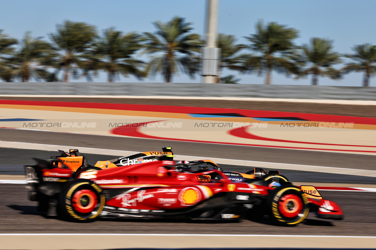 TEST BAHRAIN, Lando Norris (GBR) McLaren MCL38 e Carlos Sainz Jr (ESP) Ferrari SF-24.

21.02.2024. Formula 1 Testing, Sakhir, Bahrain, Day One.

- www.xpbimages.com, EMail: requests@xpbimages.com © Copyright: Moy / XPB Images