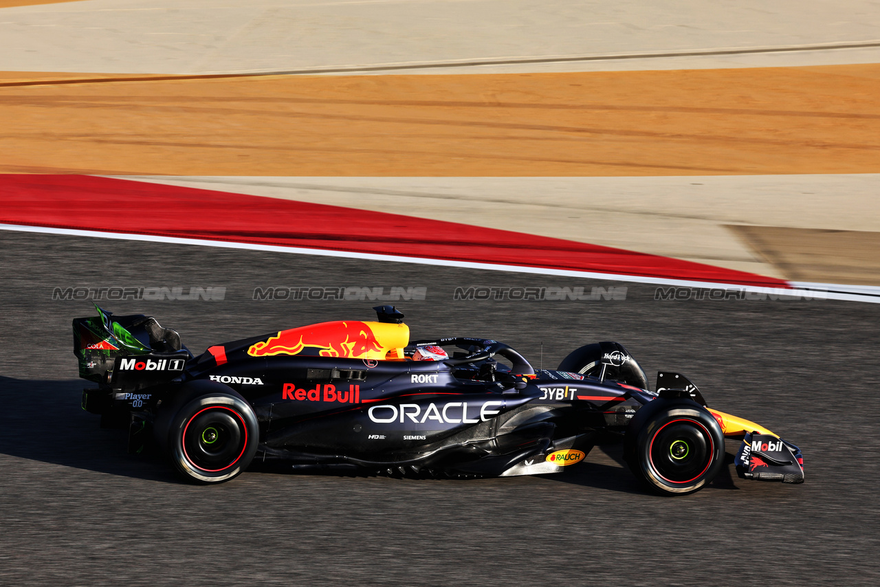 TEST BAHRAIN, Max Verstappen (NLD) Red Bull Racing RB20.

21.02.2024. Formula 1 Testing, Sakhir, Bahrain, Day One.

- www.xpbimages.com, EMail: requests@xpbimages.com © Copyright: Moy / XPB Images
