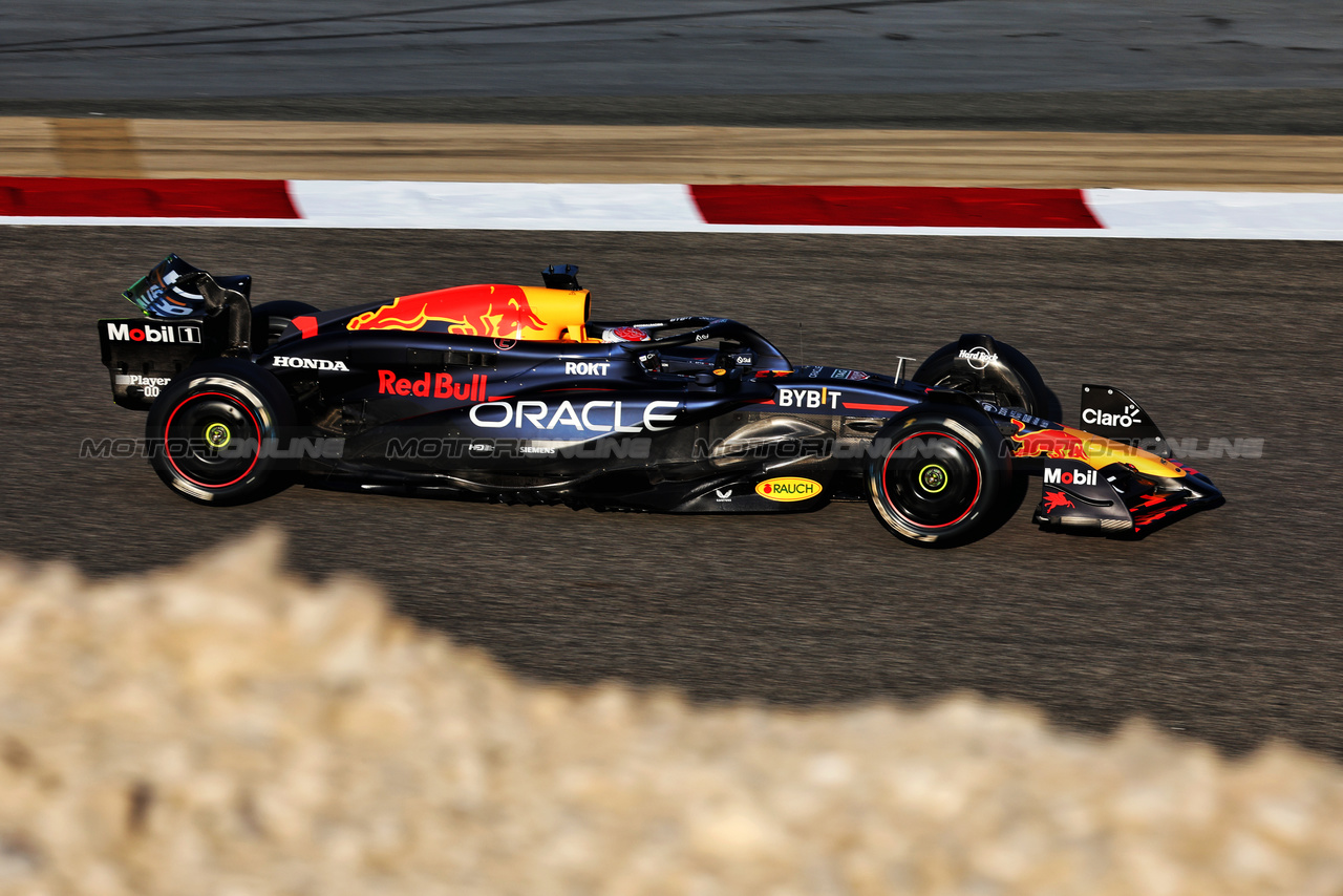 TEST BAHRAIN, Max Verstappen (NLD) Red Bull Racing RB20.

21.02.2024. Formula 1 Testing, Sakhir, Bahrain, Day One.

- www.xpbimages.com, EMail: requests@xpbimages.com © Copyright: Moy / XPB Images