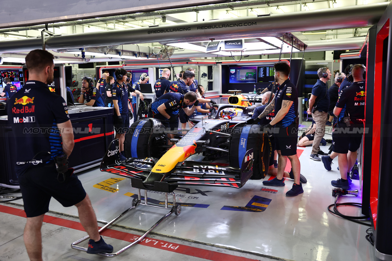 TEST BAHRAIN, Max Verstappen (NLD) Red Bull Racing RB20.

21.02.2024. Formula 1 Testing, Sakhir, Bahrain, Day One.

- www.xpbimages.com, EMail: requests@xpbimages.com © Copyright: Batchelor / XPB Images