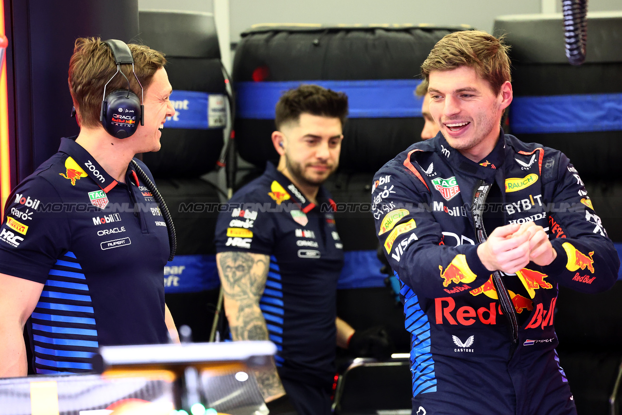 TEST BAHRAIN, (L to R): Rupert Manwaring (GBR) Red Bull Racing Performance Coach with Max Verstappen (NLD) Red Bull Racing.

21.02.2024. Formula 1 Testing, Sakhir, Bahrain, Day One.

- www.xpbimages.com, EMail: requests@xpbimages.com © Copyright: Batchelor / XPB Images