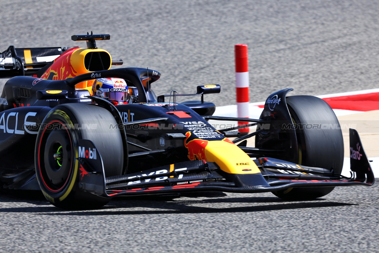 TEST BAHRAIN, Max Verstappen (NLD) Red Bull Racing RB20.

21.02.2024. Formula 1 Testing, Sakhir, Bahrain, Day One.

- www.xpbimages.com, EMail: requests@xpbimages.com © Copyright: Bearne / XPB Images