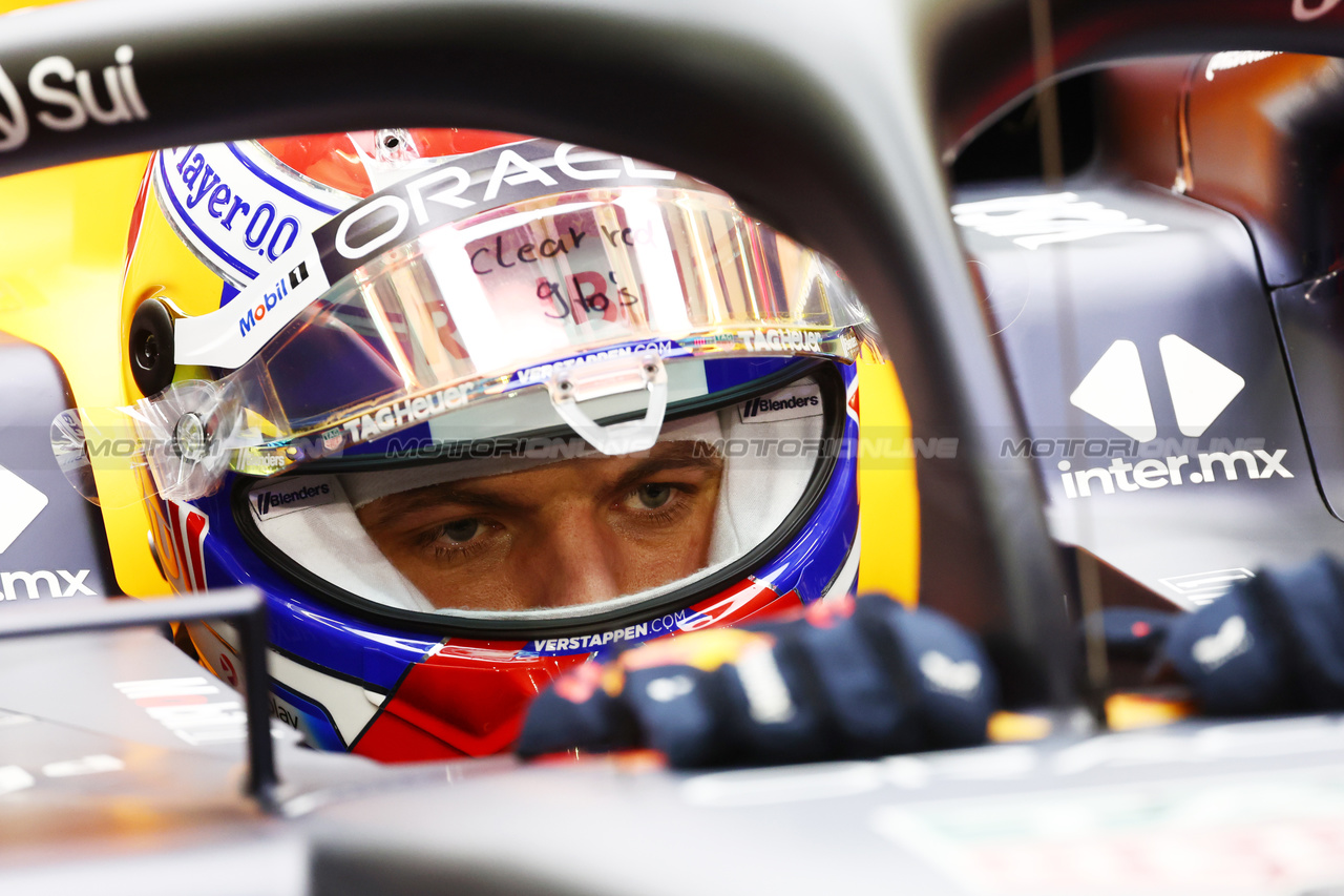 TEST BAHRAIN, Max Verstappen (NLD) Red Bull Racing RB20.

21.02.2024. Formula 1 Testing, Sakhir, Bahrain, Day One.

- www.xpbimages.com, EMail: requests@xpbimages.com © Copyright: Batchelor / XPB Images
