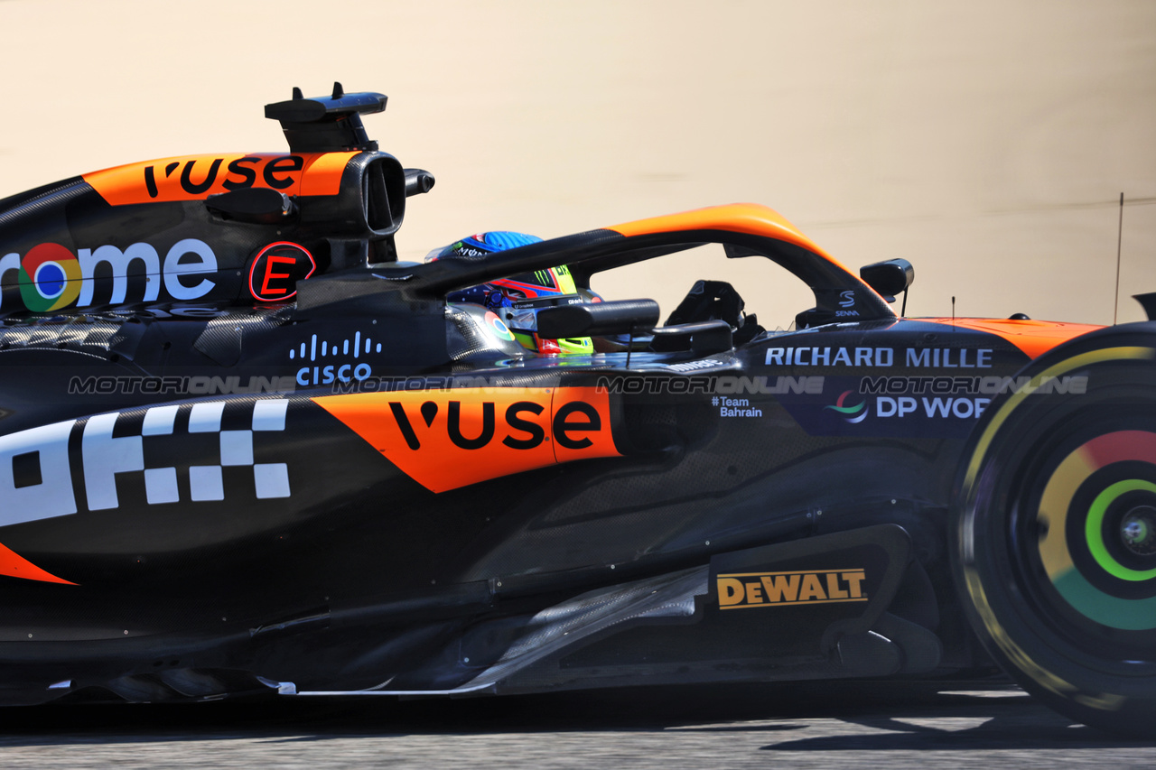 TEST BAHRAIN, Oscar Piastri (AUS) McLaren MCL38.

21.02.2024. Formula 1 Testing, Sakhir, Bahrain, Day One.

- www.xpbimages.com, EMail: requests@xpbimages.com © Copyright: Bearne / XPB Images